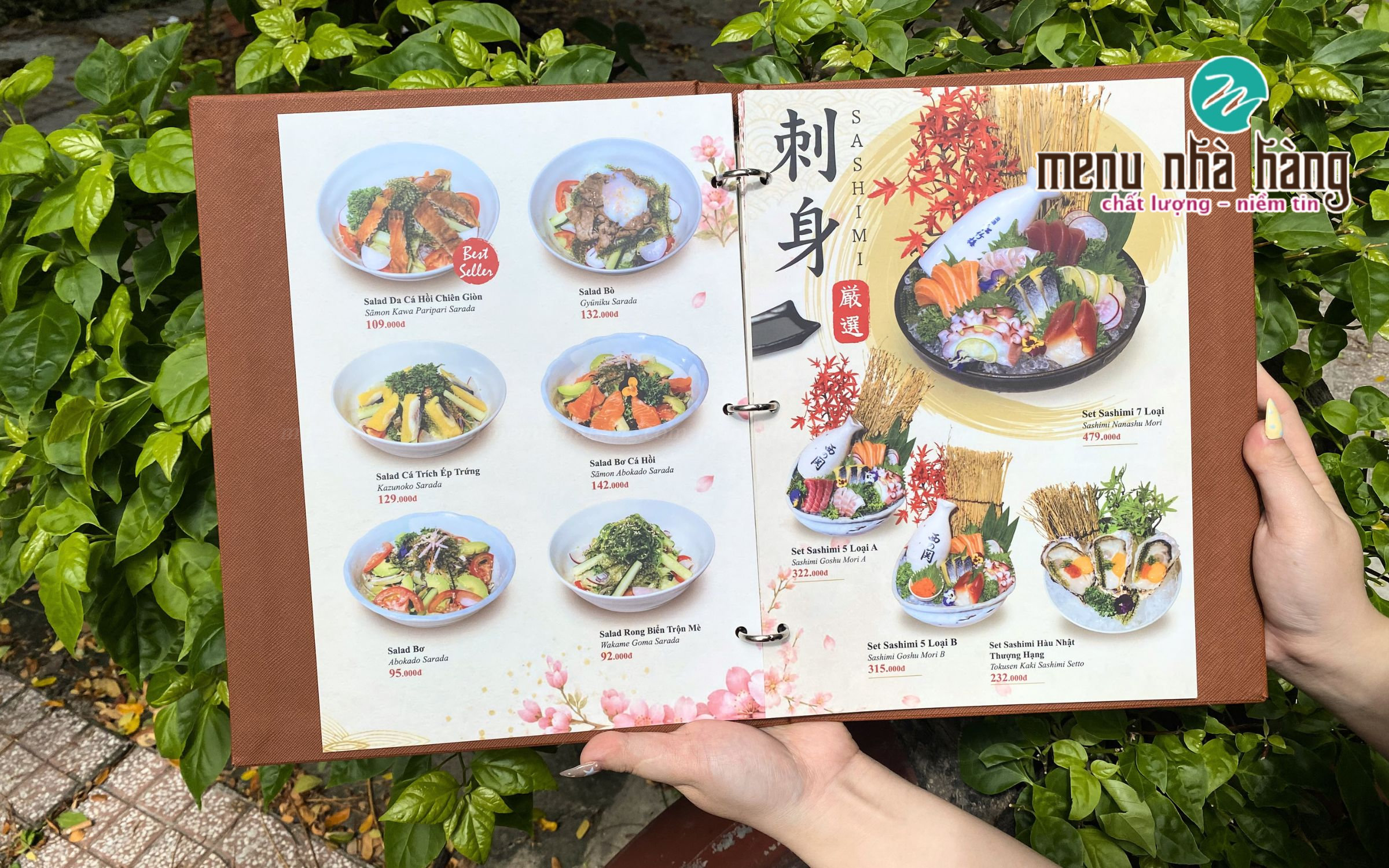 Ruột in menu chống nước, gáy menu dễ dàng thay ruột