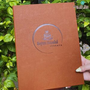 Mẫu menu da logo dập chìm