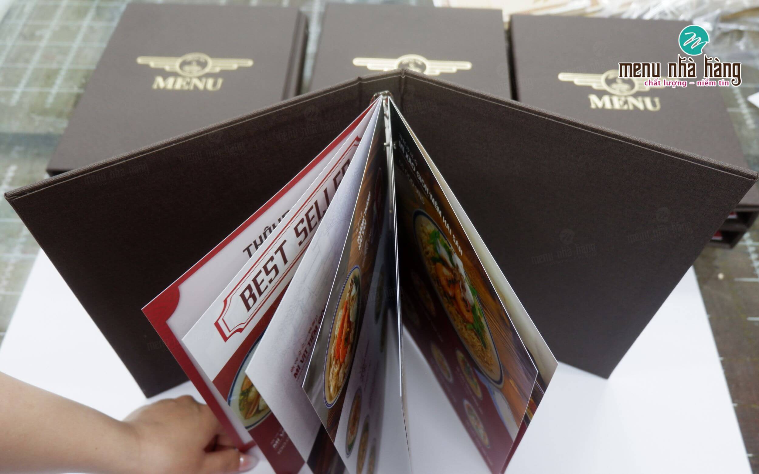 Mẫu menu nhà hàng bằng bìa da ép kim